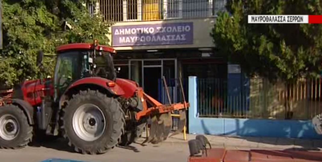 Οι αγρότες στις Σέρρες “πάρκαραν” τα τρακτέρ τους στα εκλογικά τμήματα – ΒΙΝΤΕΟ