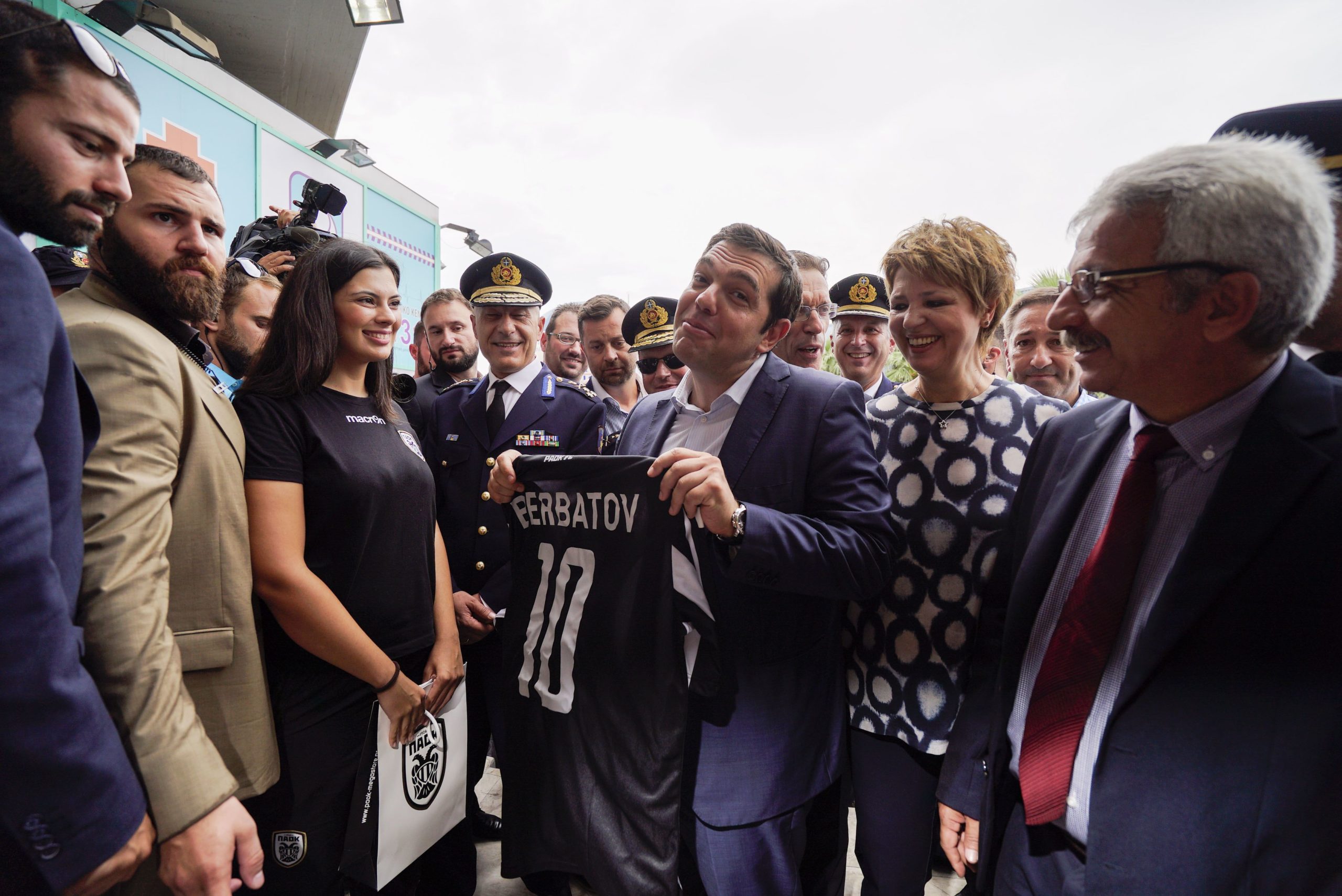 Ο Τσίπρας με τη φανέλα του Μπερμπάτοφ – ΦΩΤΟ