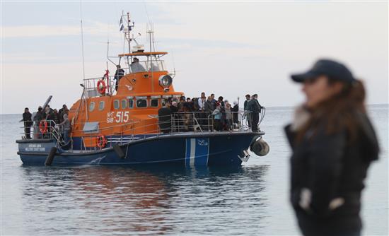 Υπό έλεγχο τέθηκε η φωτιά σε θαλαμηγό στη μαρίνα του Αγ.Κοσμά