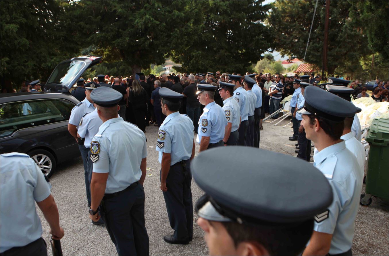 Σε κλίμα οδύνης η κηδεία του ειδικού φρουρού Στάθη Λαζαρίδη – ΦΩΤΟ