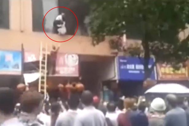 Κίνα – Φωτιά σε βρεφονηπιακό σταθμό, πετούσαν τα μωρά από τα παράθυρα – BINTEO