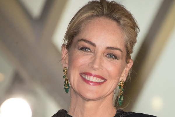 Το σέξι κόκκινο φόρεμα της Σάρον Στόουν – ΦΩΤΟ