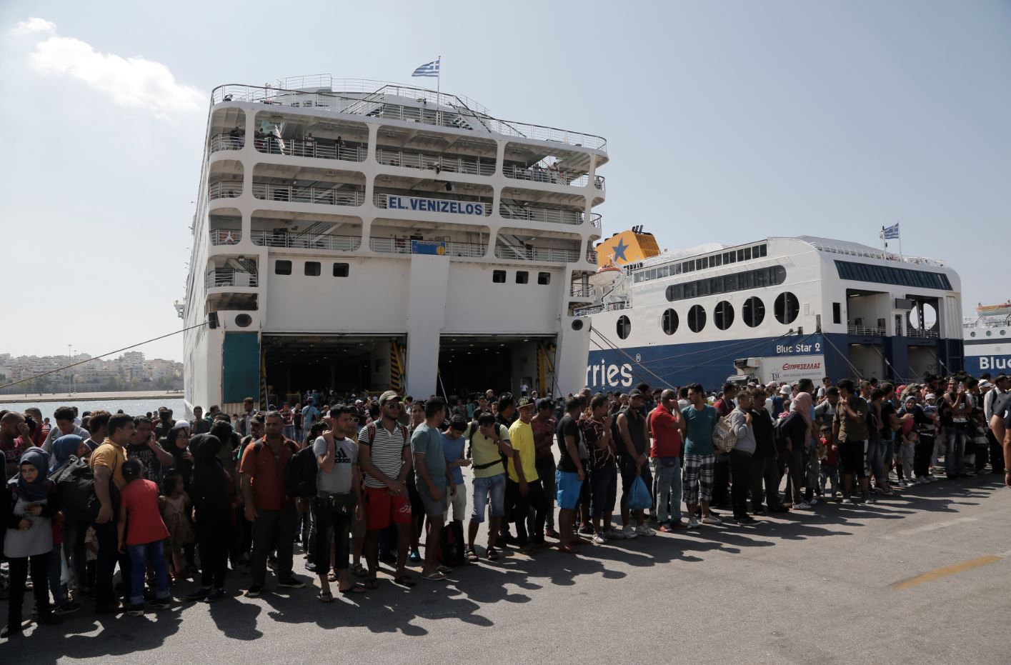 Στο λιμάνι του Πειραιά οι πρόσφυγες από τη Μυτιλήνη – ΦΩΤΟ