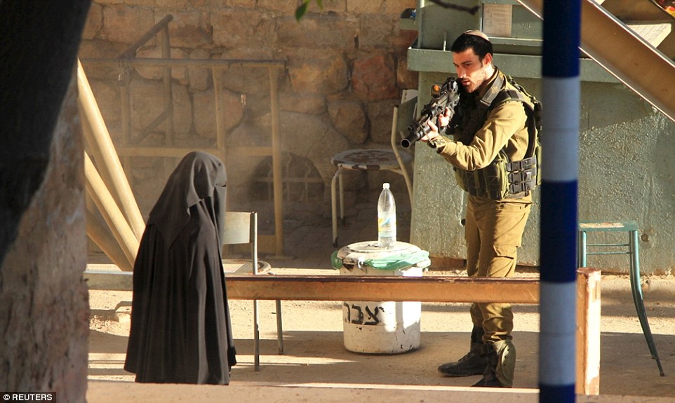 Επεισόδια στη Δυτική Όχθη μετά την κηδεία 18χρονης Παλαιστίνιας – ΦΩΤΟ