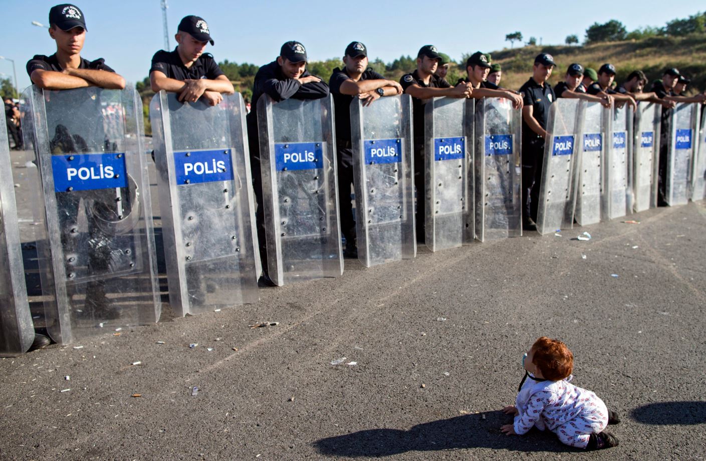 Τουρκία-Κοριτσάκι από την Συρία “παίζει” μπροστά από τις ασπίδες των αστυνομικών – ΦΩΤΟ