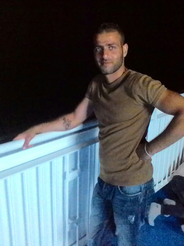 Dailymail: Έλληνες λιμενικοί ληστεύουν πρόσφυγες – Τι απαντά το Λιμενικό