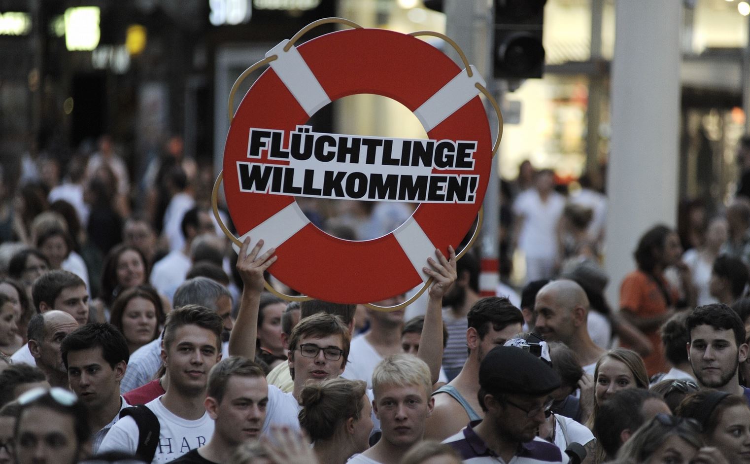 “Πρόσφυγες καλοδεχούμενοι” σε μαζική διαδήλωση στη Βιέννη – ΦΩΤΟ – ΒΙΝΤΕΟ