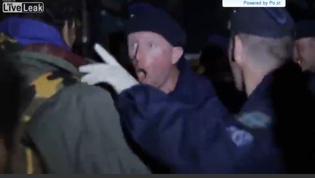 Άλλη μια προκλητική συμπεριφορά Ούγγρου αστυνομικού σε πρόσφυγα – ΒΙΝΤΕΟ
