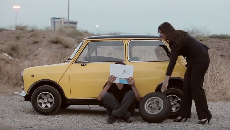 Η Ζωή Κωνσταντοπούλου ξέρει… να αλλάζει λάστιχο – ΒΙΝΤΕΟ