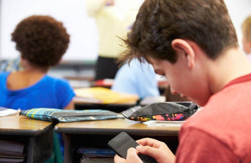 Οι κίνδυνοι του να έχει το παιδί κινητό στο σχολείο