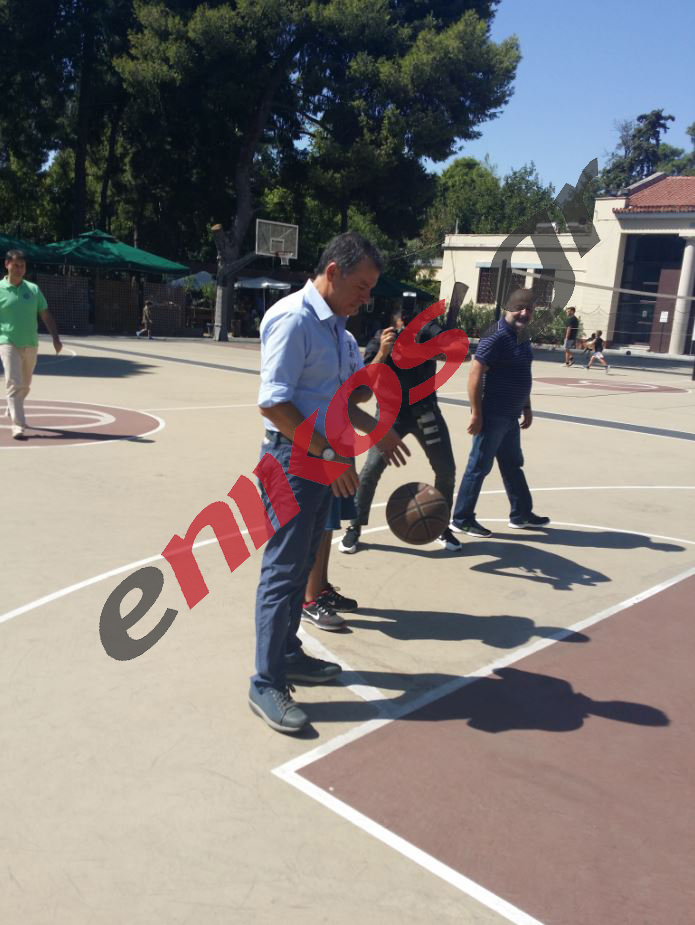 O Θεοδωράκης παίζει μπάσκετ – ΦΩΤΟ