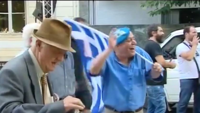 Το μπλε μπερέ του ηλικιωμένου fan του Μεϊμαράκη – ΒΙΝΤΕΟ