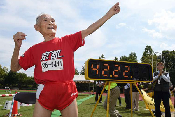 Είναι 105 ετών, έσπασε το παγκόσμιο ρεκόρ και τώρα προκαλεί τον… Μπόλτ – ΦΩΤΟ