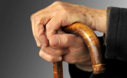 Με την καραμπίνα για να πάρει τη… σύνταξη – ΦΩΤΟ