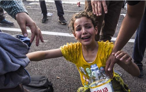 Το κλάμα του μικρού κοριτσιού μέσα στα δακρυγόνα έγινε viral – ΦΩΤΟ