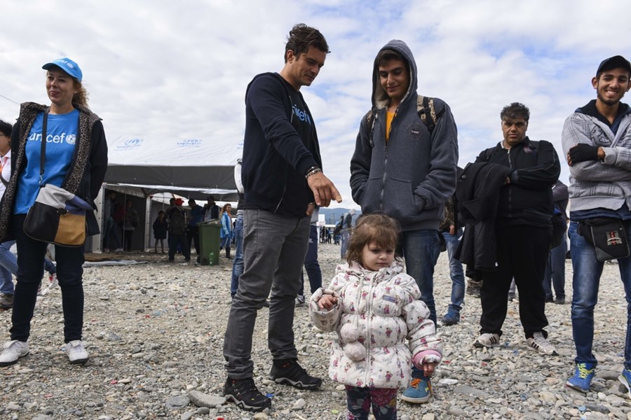 Ο Ορλάντο Μπλουμ στα σύνορα Ελλάδας – Σκοπίων για τους πρόσφυγες – ΦΩΤΟ