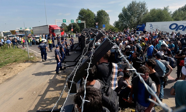 Με δακρυγόνα και νερό απώθησαν τους πρόσφυγες οι Ούγγροι αστυνομικοί – ΒΙΝΤΕΟ