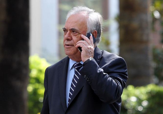 Ο Δραγασάκης και… το κινητό – ΦΩΤΟ