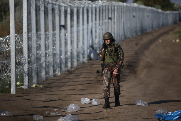 Οχήματα του ουγγρικού στρατού αναπτύχτηκαν στα σύνορα με τη Σερβία