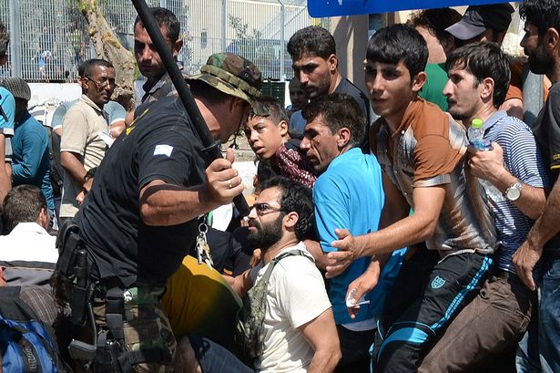 Βίντεο καταγγελία κατά λιμενικών στην Mirror – Σκληρές εικόνες