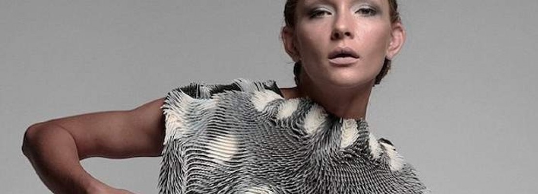 Η μπλούζα που… μαγνητίζει τα ανδρικά βλέμματα