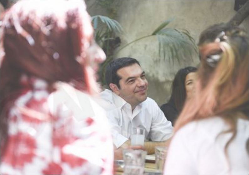 Η “παρέα” του Τσίπρα στο Μοναστηράκι – ΦΩΤΟ