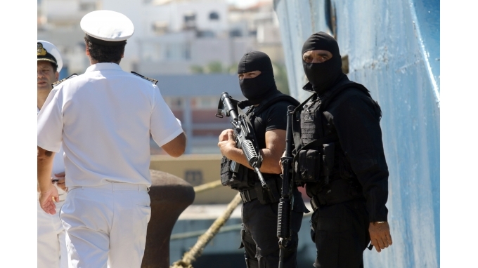 Χιλιάδες όπλα και σφαίρες στα αμπάρια του φορτηγού πλοίου – ΦΩΤΟ