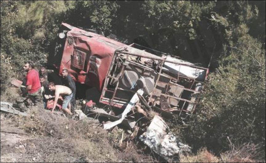 Μυτιλήνη – Ιρανοί μετανάστες σώζουν πυροσβέστες που έπεσαν σε χαράδρα – ΦΩΤΟ