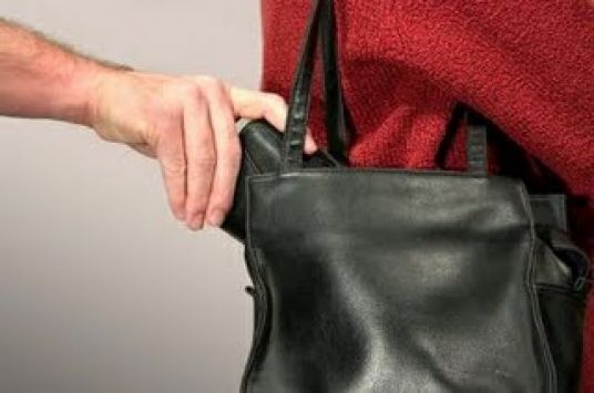 Ο δήμαρχος έπιασε τον …τσαντάκια