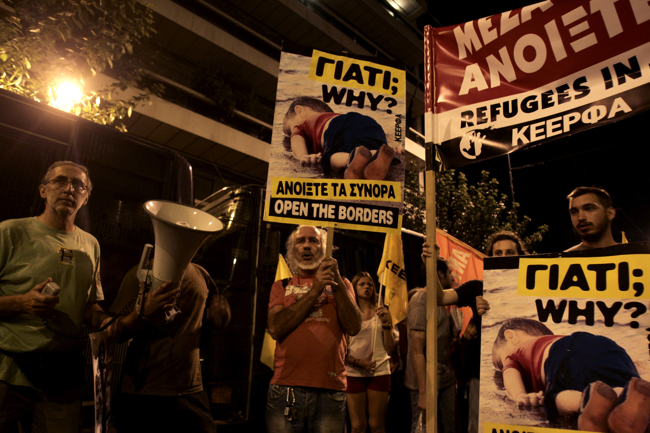 Συγκέντρωση συμπαράστασης για τους πρόσφυγες στο Σύνταγμα – ΦΩΤΟ