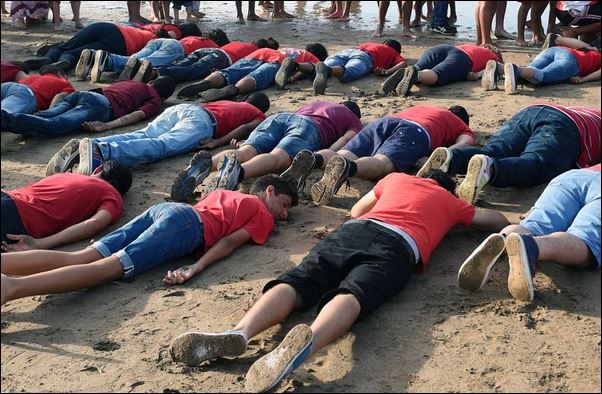 Συγκλονιστική διαμαρτυρία για τον μικρό Αϊλάν – ΦΩΤΟ