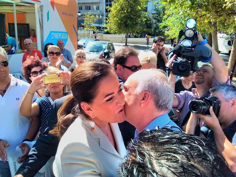 Το φιλί του Μεϊμαράκη στην Μπακογιάννη – ΦΩΤΟ