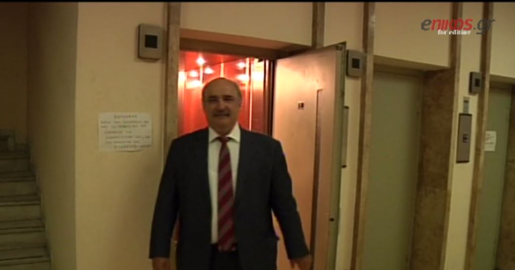 Κλειδωμένη βρήκε την πόρτα του γραφείου του ο Μπόλαρης – ΒΙΝΤΕΟ