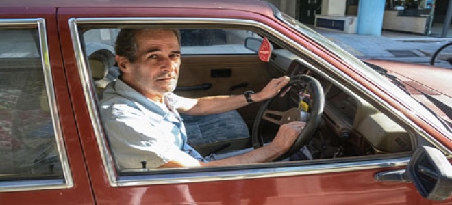 Λάρισα – Ο άνθρωπος που οδηγεί ανάποδα 31 χρόνια