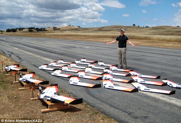 Ρομποτικό… σμήνος: 50 drones πέταξαν ταυτόχρονα – ΒΙΝΤΕΟ