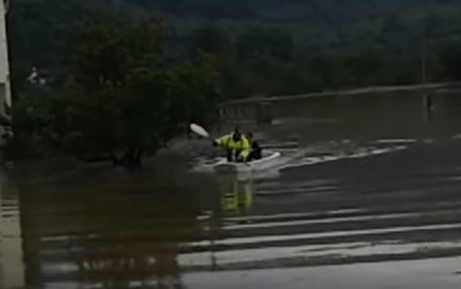 Σκόπελος – Πυροσβέστες απεγκλώβισαν με κανό μία έγκυο – ΒΙΝΤΕΟ