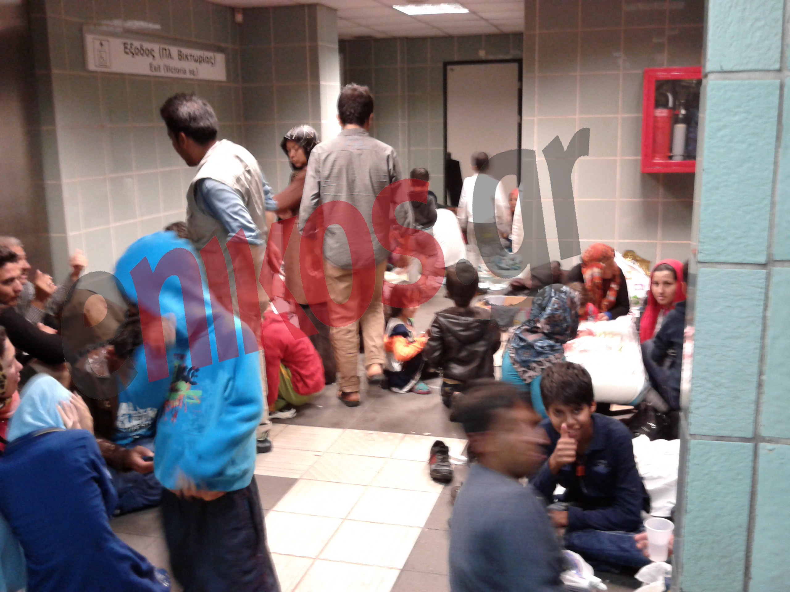 Οικογένειες προσφύγων στο σταθμό “Βικτώρια” προστατεύονται από τη βροχή – ΦΩΤΟ