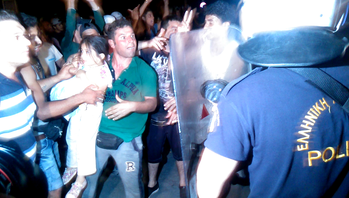 4 τραυματίες από τις συμπλοκές στην Μυτιλήνη – ΦΩΤΟ