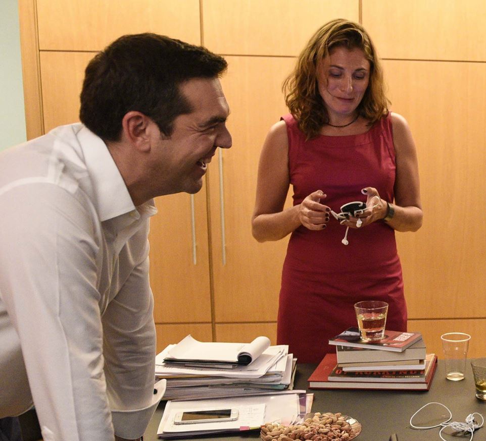 Η χαμογελαστή Μπέτυ Μπαζιάνα στα.. κόκκινα – ΦΩΤΟ