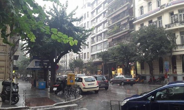 Κυκλοφοριακά προβλήματα από την έντονη βροχόπτωση στη Θεσσαλονίκη
