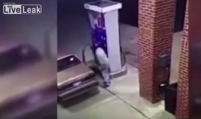 Ήθελε να σκοτώσει την αράχνη και έβαλε φωτιά σε βενζινάδικο – ΒΙΝΤΕΟ