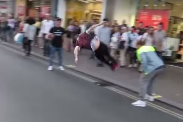 Διέσχισε την Oxford Street με ακροβατικό που κόβει την ανάσα – ΒΙΝΤΕΟ