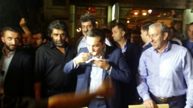Ο Τσίπρας τρώει… οφτό και ακούει μαντινάδες – ΦΩΤΟ
