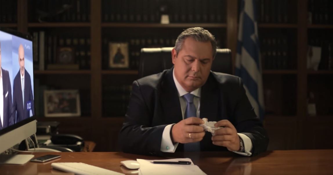 Ο Καμμένος “παρουσιάζει” το χαρτί που ξέχασε ο Μεϊμαράκης – ΒΙΝΤΕΟ