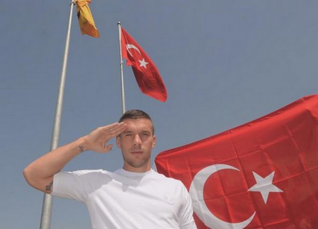 Σάλος με τον χαιρετισμό του Ποντόλσκι – ΦΩΤΟ