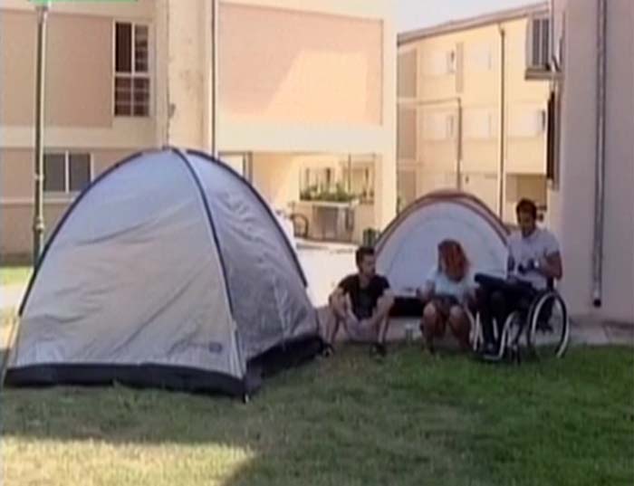 Παραπληγικός φοιτητής του ΤΕΙ Λάρισας ζει σε σκηνή – ΦΩΤΟ