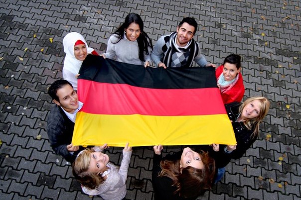 Η Γερμανία θα μοιράσει άρθρα του Συντάγματος στους πρόσφυγες