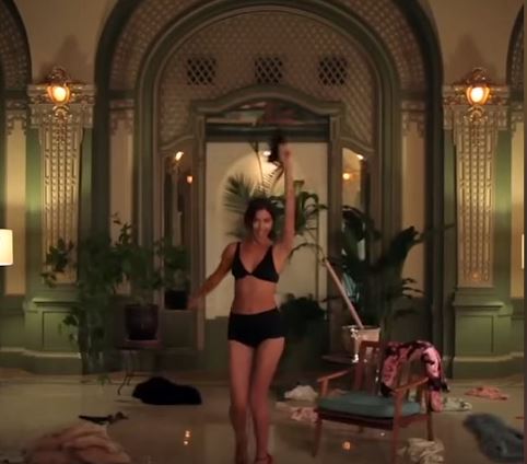 Το “στριπτίζ” της Ιρίνα Σάικ – ΒΙΝΤΕΟ