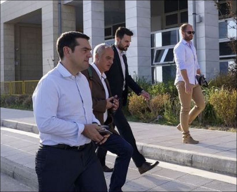 Ο Τσίπρας επισκέφτηκε τραυματισμένο αστυνομικό στην Πάτρα