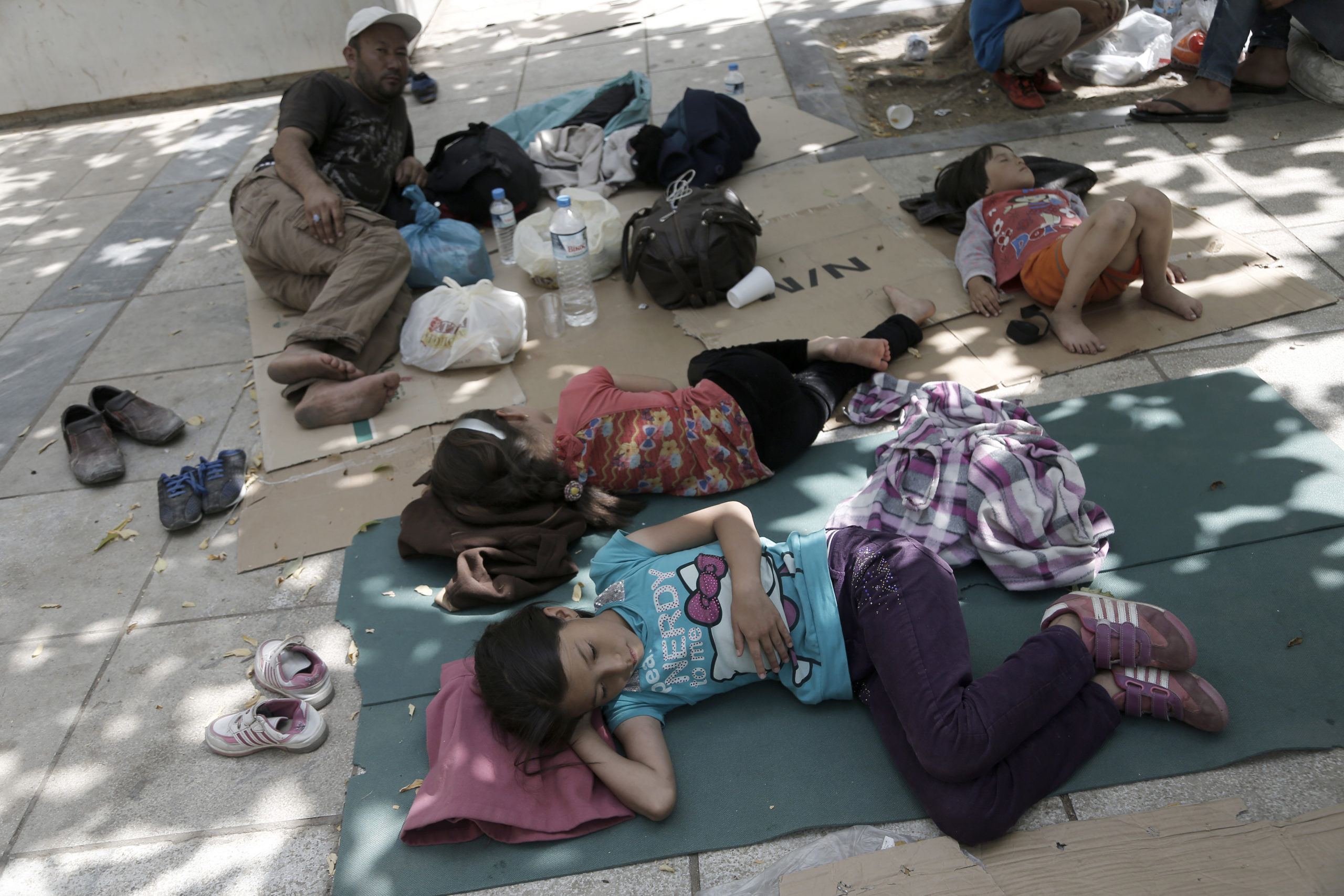 Εκατοντάδες πρόσφυγες και μετανάστες στην πλατεία Βικτωρίας – ΦΩΤΟ